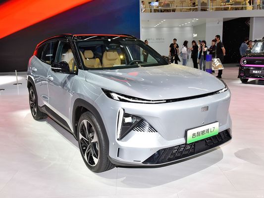 Το Geely Galaxy L7, που τροφοδοτείται από κινητήρες 1.5L και 1.5T, με συνδυασμένη αυτονομία 1.370 χλμ. και καθαρά ηλεκτρική αυτονομία 115 χλμ. είναι ένα οικονομικά αποδοτικό plug-in υβριδικό SUV.