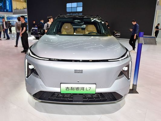Το Geely Galaxy L7, που τροφοδοτείται από κινητήρες 1.5L και 1.5T, με συνδυασμένη αυτονομία 1.370 χλμ. και καθαρά ηλεκτρική αυτονομία 115 χλμ. είναι ένα οικονομικά αποδοτικό plug-in υβριδικό SUV.