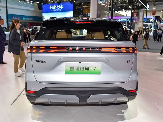 Το Geely Galaxy L7, που τροφοδοτείται από κινητήρες 1.5L και 1.5T, με συνδυασμένη αυτονομία 1.370 χλμ. και καθαρά ηλεκτρική αυτονομία 115 χλμ. είναι ένα οικονομικά αποδοτικό plug-in υβριδικό SUV.