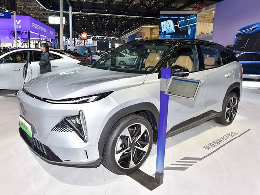 Το Geely Galaxy L7, που τροφοδοτείται από κινητήρες 1.5L και 1.5T, με συνδυασμένη αυτονομία 1.370 χλμ. και καθαρά ηλεκτρική αυτονομία 115 χλμ. είναι ένα οικονομικά αποδοτικό plug-in υβριδικό SUV.