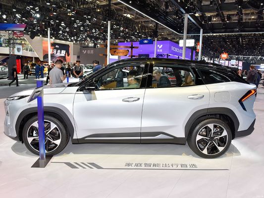 Το Geely Galaxy L7, που τροφοδοτείται από κινητήρες 1.5L και 1.5T, με συνδυασμένη αυτονομία 1.370 χλμ. και καθαρά ηλεκτρική αυτονομία 115 χλμ. είναι ένα οικονομικά αποδοτικό plug-in υβριδικό SUV.