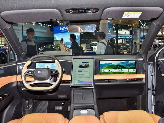 Το Geely Galaxy L7, που τροφοδοτείται από κινητήρες 1.5L και 1.5T, με συνδυασμένη αυτονομία 1.370 χλμ. και καθαρά ηλεκτρική αυτονομία 115 χλμ. είναι ένα οικονομικά αποδοτικό plug-in υβριδικό SUV.